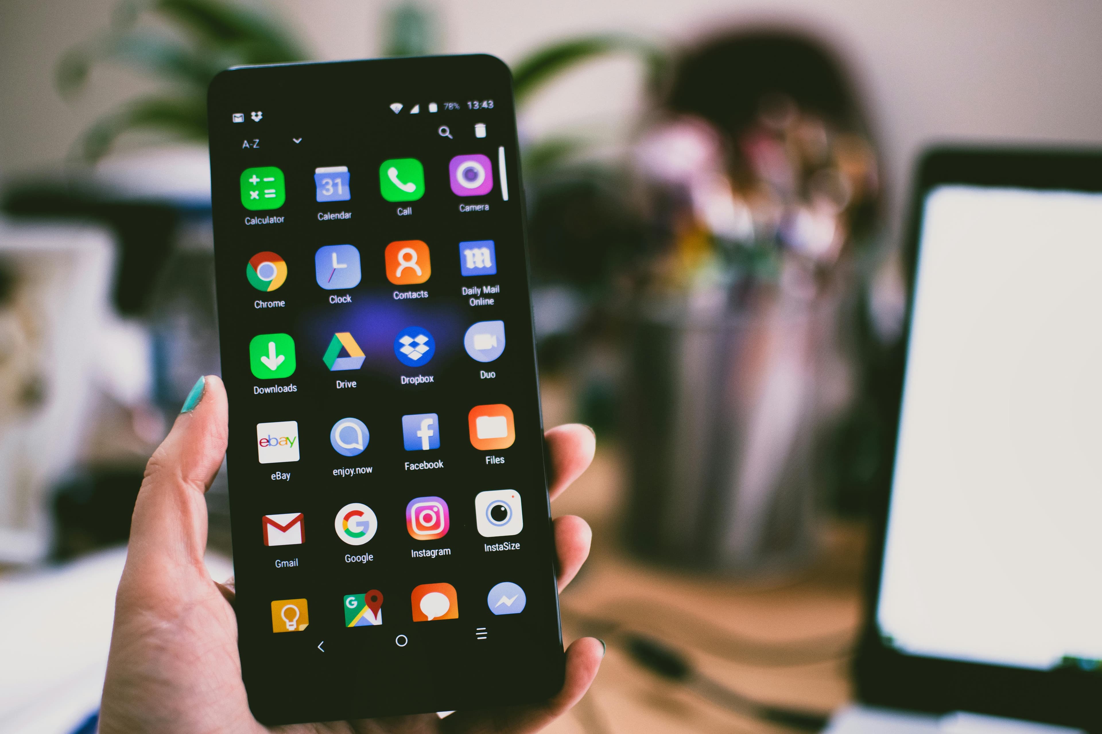 Imagem de um celular com código